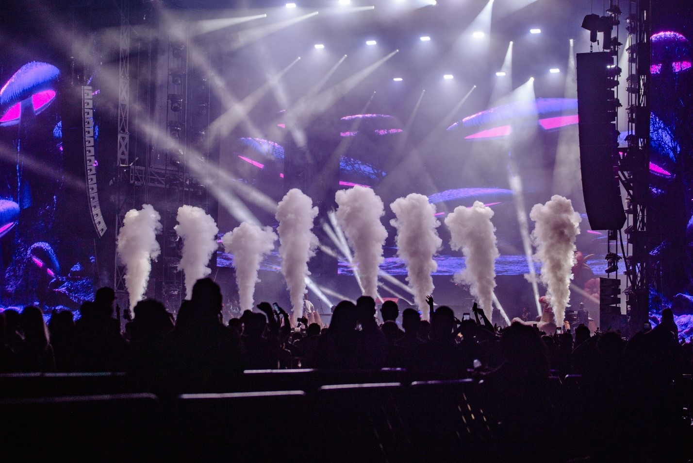 Dry Ice Smoke Machine vs. Traditional Fog Machines: Which Effect Is Right for Your Event?